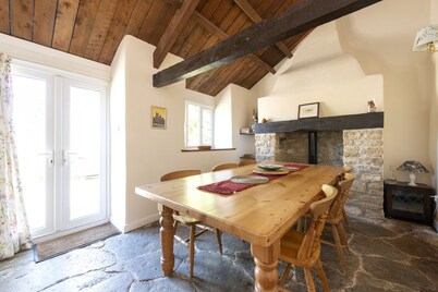Large, cosy Self Catering Cottage Set In Beautiful Countryside. Pet friendly