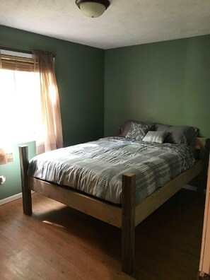 3 habitaciones, tabla de planchar con plancha, wifi y ropa de cama