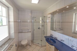 Dusche, Haartrockner, Handtücher, Toilettenpapier