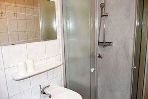 Douche, serviettes fournies