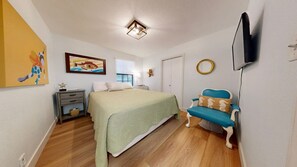 4 bedrooms, free WiFi, bed sheets - Pet Friendly with Large Fenced Yard, Golf Cart Access (Port Aransas)