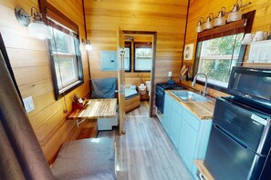 Een koelkast, een magnetron, een oven, een kookplaat