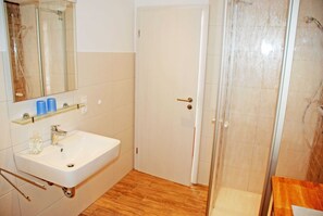 Dusche, Haartrockner, Handtücher