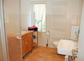 Shower, hair dryer, towels - Apartment Wiek - Apartments in the house on the dike (Middelhagen)