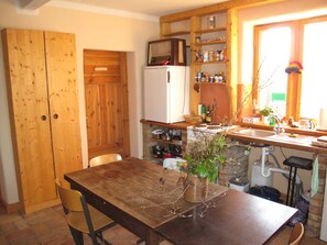 Frigorífico, horno y hervidor eléctrico