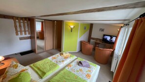 1 bedroom, desk, bed sheets, wheelchair access - 05 double room with terrace and a view of the Dobbertiner See - Insel-Hotel Dobbertin (Dobbertin)