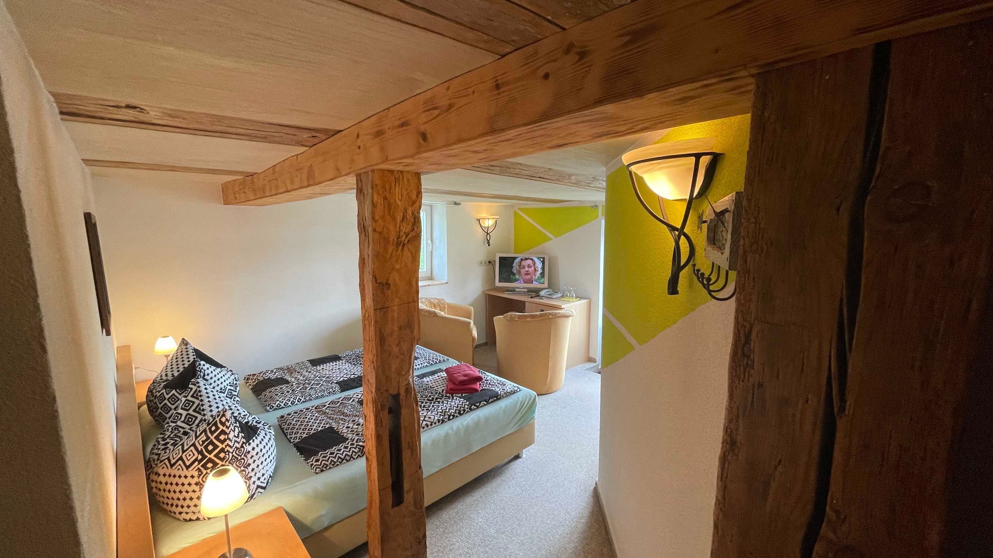 1 bedroom, desk, bed sheets, wheelchair access