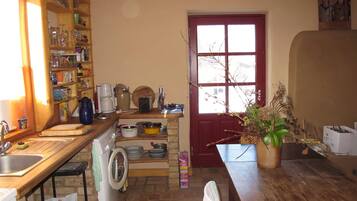 Réfrigérateur, four, bouilloire électrique