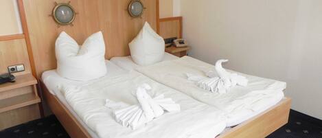 1 Schlafzimmer, Schreibtisch, Bettwäsche