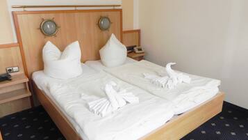 1 bedroom, desk, bed sheets