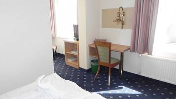 1 Schlafzimmer, Schreibtisch, Bettwäsche