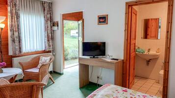 1 bedroom, bed sheets