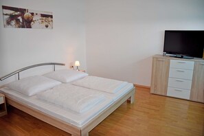 4 makuuhuonetta, vauvan matkasänky, Wi-Fi
