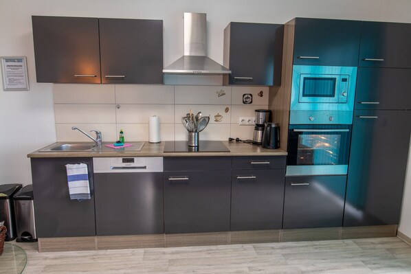 Kühlschrank, Mikrowelle, Ofen, Geschirrspüler