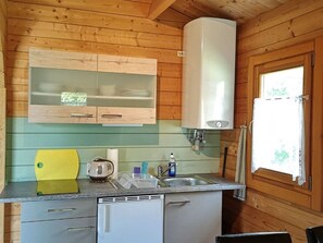 Réfrigérateur, four, cafetière/bouilloire, bouilloire électrique