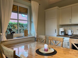 Fridge, oven, dishwasher, coffee/tea maker