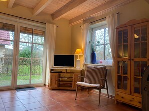 TV, fireplace - 4-room country house (2) with sauna and fireplace (86m²) - Ferienhof Landhäuser (Bastorf)