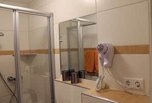 Douche, sèche-cheveux, serviettes fournies