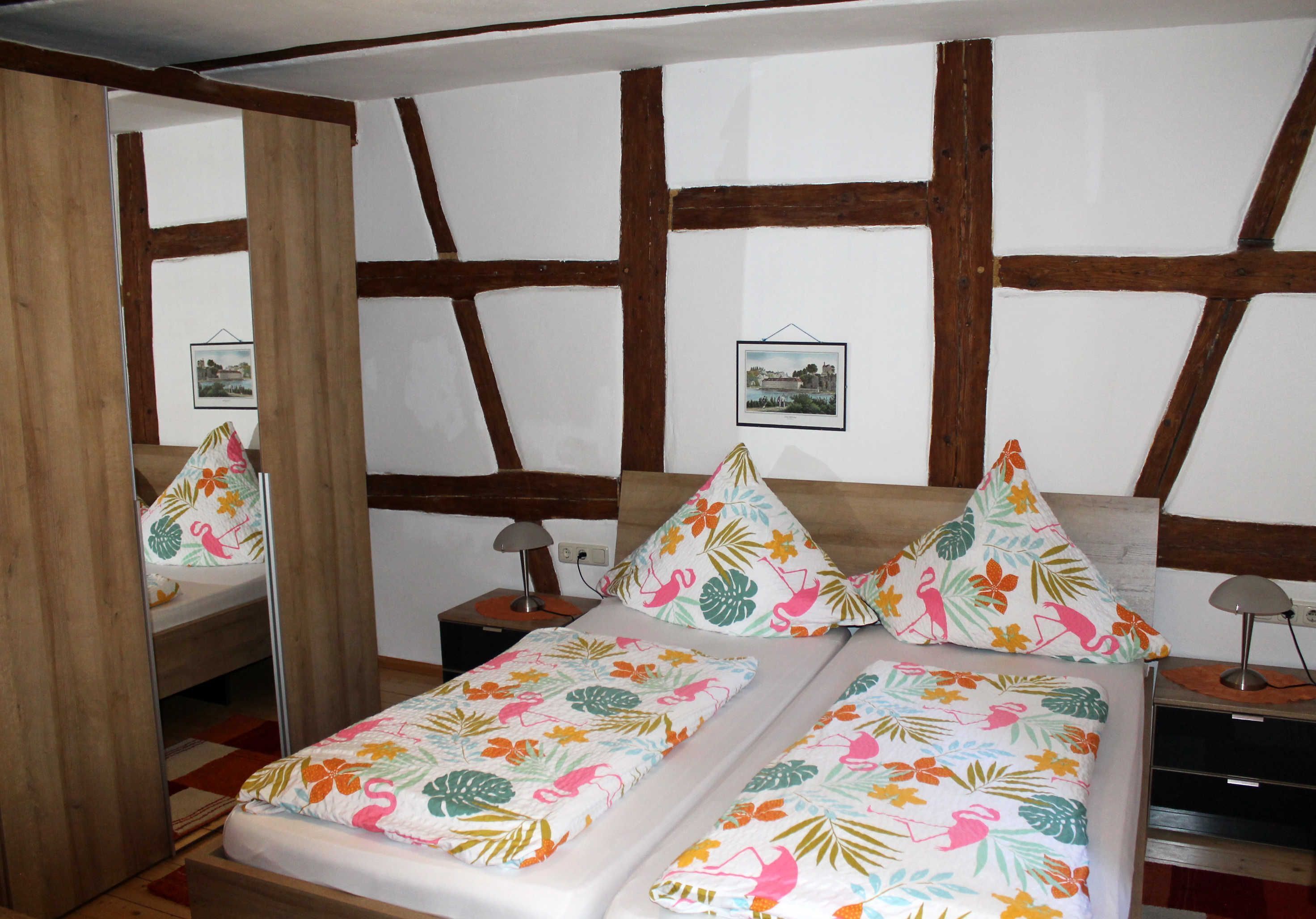 1 bedroom, desk, travel crib, WiFi