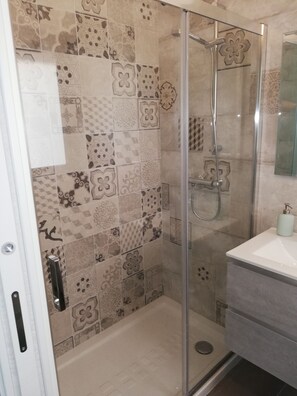 Dusch, hårtork, bidé och handdukar