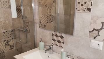 Dusche, Haartrockner, Bidet, Handtücher