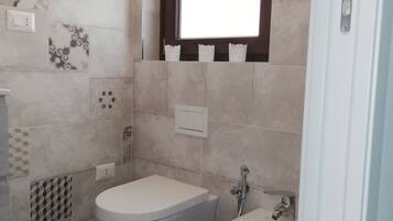 Dusche, Haartrockner, Bidet, Handtücher
