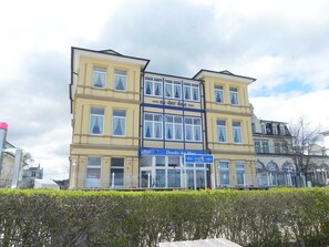 Ein mehrgeschossiges Gebäude mit einem blauen Schild, auf dem 