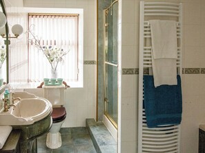 Towels - Middle Lodge enjoys a rural, south facing setting and is a gardener’s delight. (Near Mintlaw)