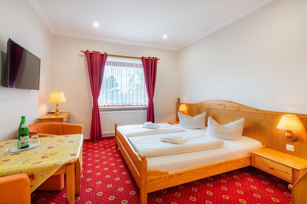 1 Schlafzimmer, Zimmersafe, Schreibtisch, Bügeleisen/Bügelbrett
