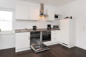 Kühlschrank, Mikrowelle, Ofen, Geschirrspüler
