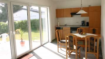 Kühlschrank, Ofen, Geschirrspüler, Hochstuhl