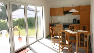 Réfrigérateur, four, lave-vaisselle, chaise haute