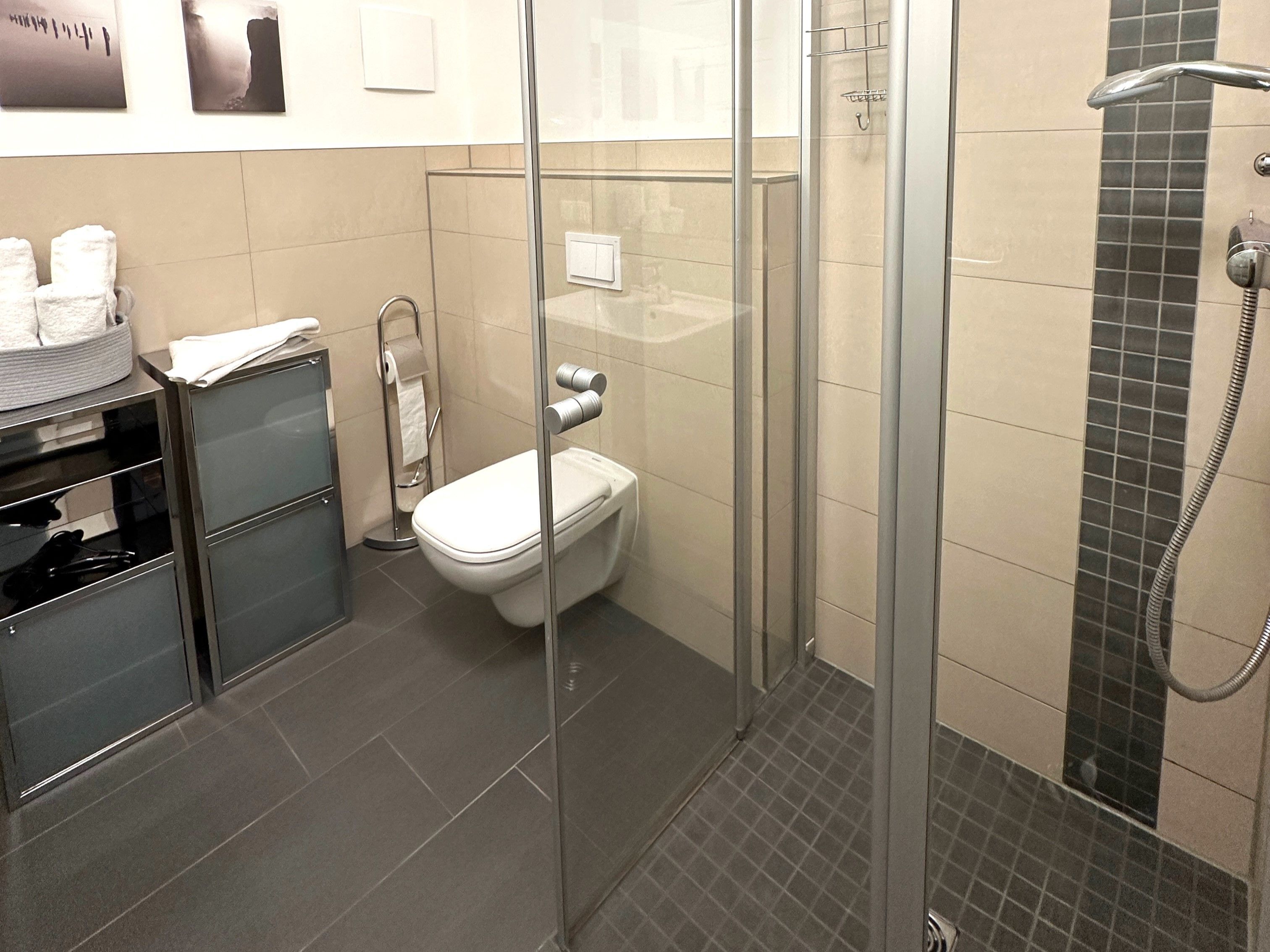 Dusche, Haartrockner, Handtücher, Seife