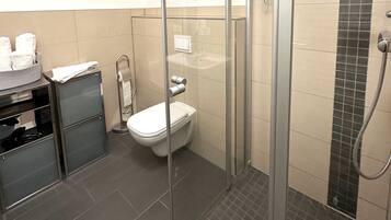 Dusche, Haartrockner, Handtücher, Seife