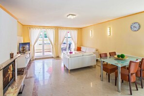 Télévision, cheminée