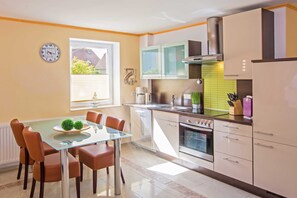 Kühlschrank, Mikrowelle, Ofen, Geschirrspüler