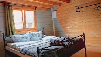 2 bedrooms, travel cot, WiFi, bed sheets