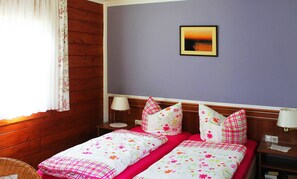 1 Schlafzimmer, Schreibtisch, Bettwäsche