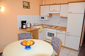 Kühlschrank, Mikrowelle, Ofen, Wasserkocher mit Kaffee-/Teezubehör