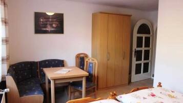 1 bedroom, bed sheets