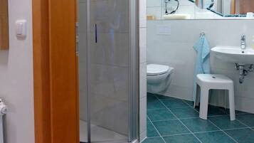 淋浴设施、吹风机、毛巾、肥皂