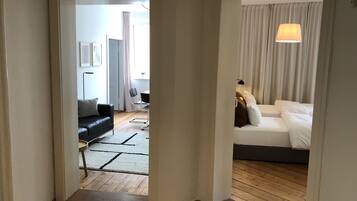 Smart-TV, Bücher, Stereoanlage