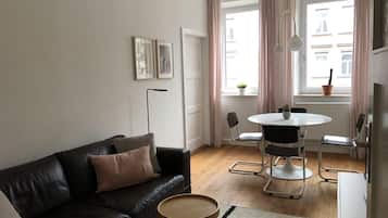 Smart-TV, Bücher, Stereoanlage