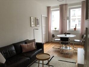 Smart-TV, Bücher, Stereoanlage