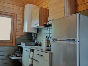 Kühlschrank, Ofen, Geschirrspüler, Wasserkocher mit Kaffee-/Teezubehör