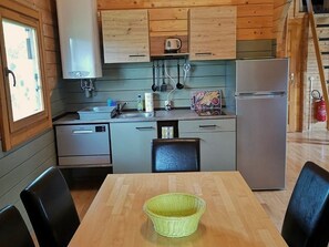 Kühlschrank, Ofen, Geschirrspüler, Wasserkocher mit Kaffee-/Teezubehör