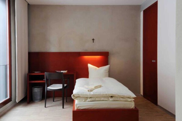 1 dormitorio, escritorio, ropa de cama y accesible en silla de ruedas