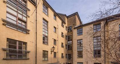 Old Town Flat with Parking near Royal Mile