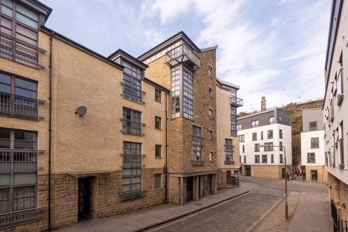Old Town Flat with Parking near Royal Mile