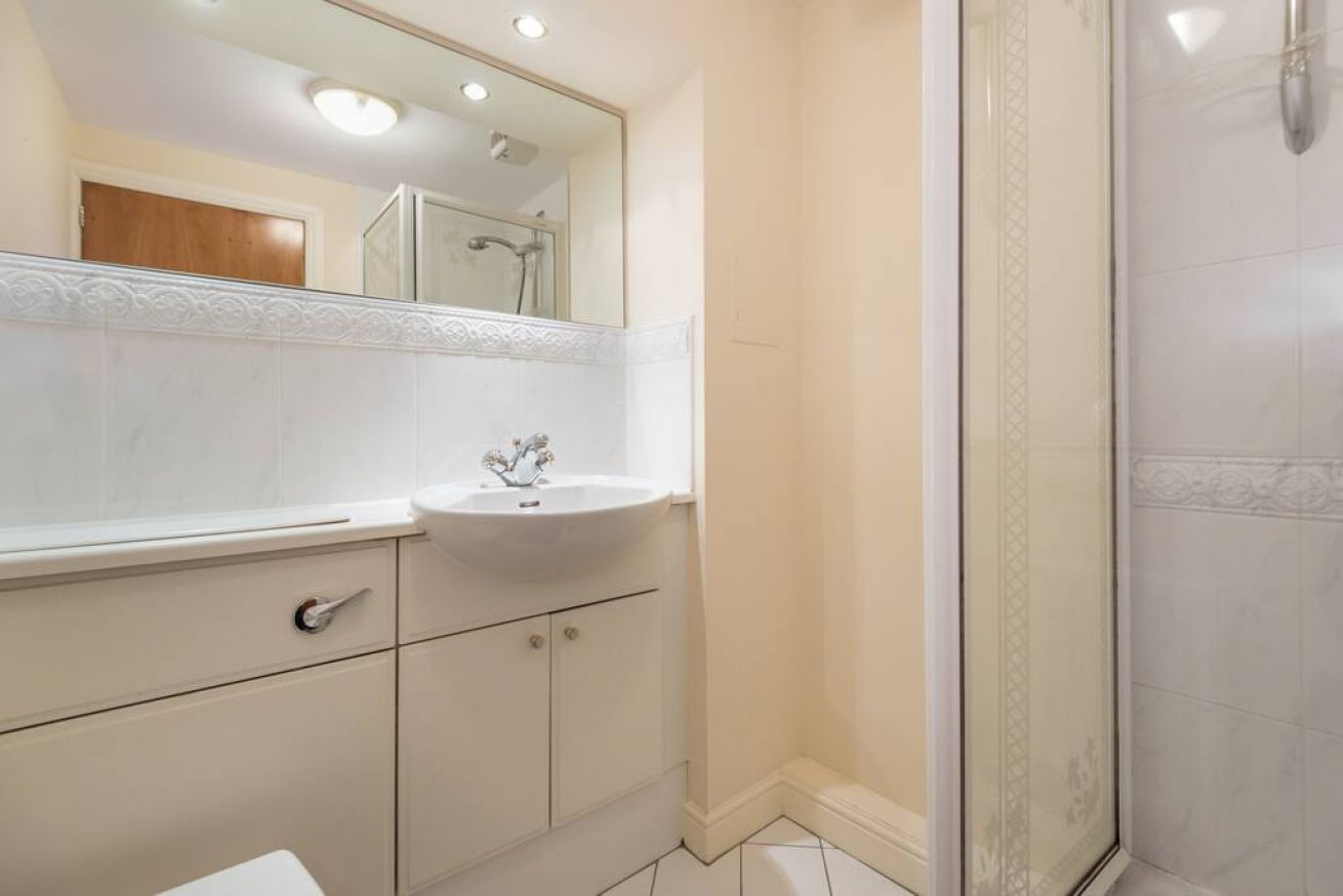 Combined shower/bathtub, hair dryer, towels